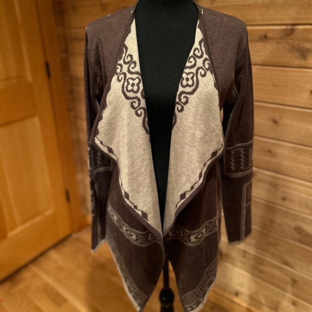 Gorgeous modern Aztec print knit Monoreno cardigan sweater